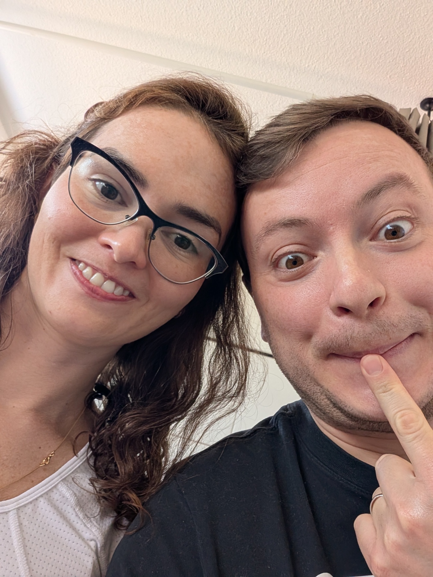 Dos personas sonriendo a cámara